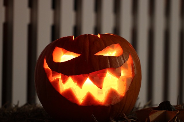 ハロウィンにかぼちゃを玄関に！オブジェの作り方や長持ちさせる方法